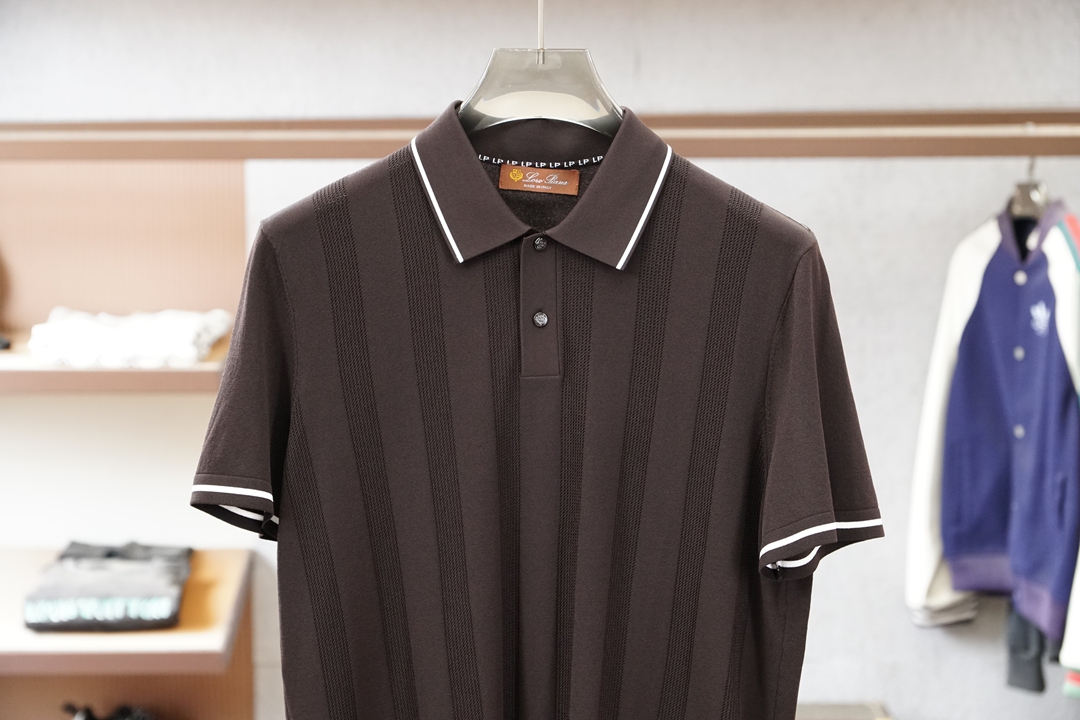 Loro piana_桑蚕丝伊力特短袖，高级感满满。精选桑蚕丝+伊力特混纺面料，丝滑亲肤、透气垂顺，夏天