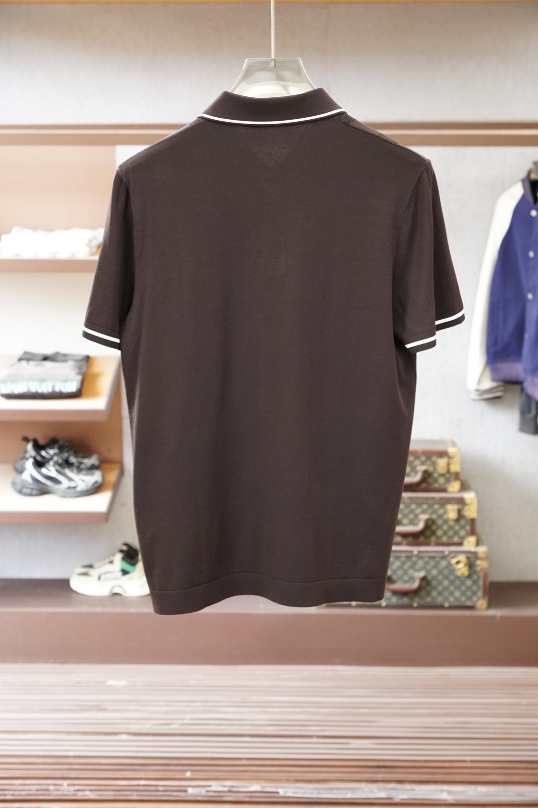 Loro piana_桑蚕丝伊力特短袖，高级感满满。精选桑蚕丝+伊力特混纺面料，丝滑亲肤、透气垂顺，夏天