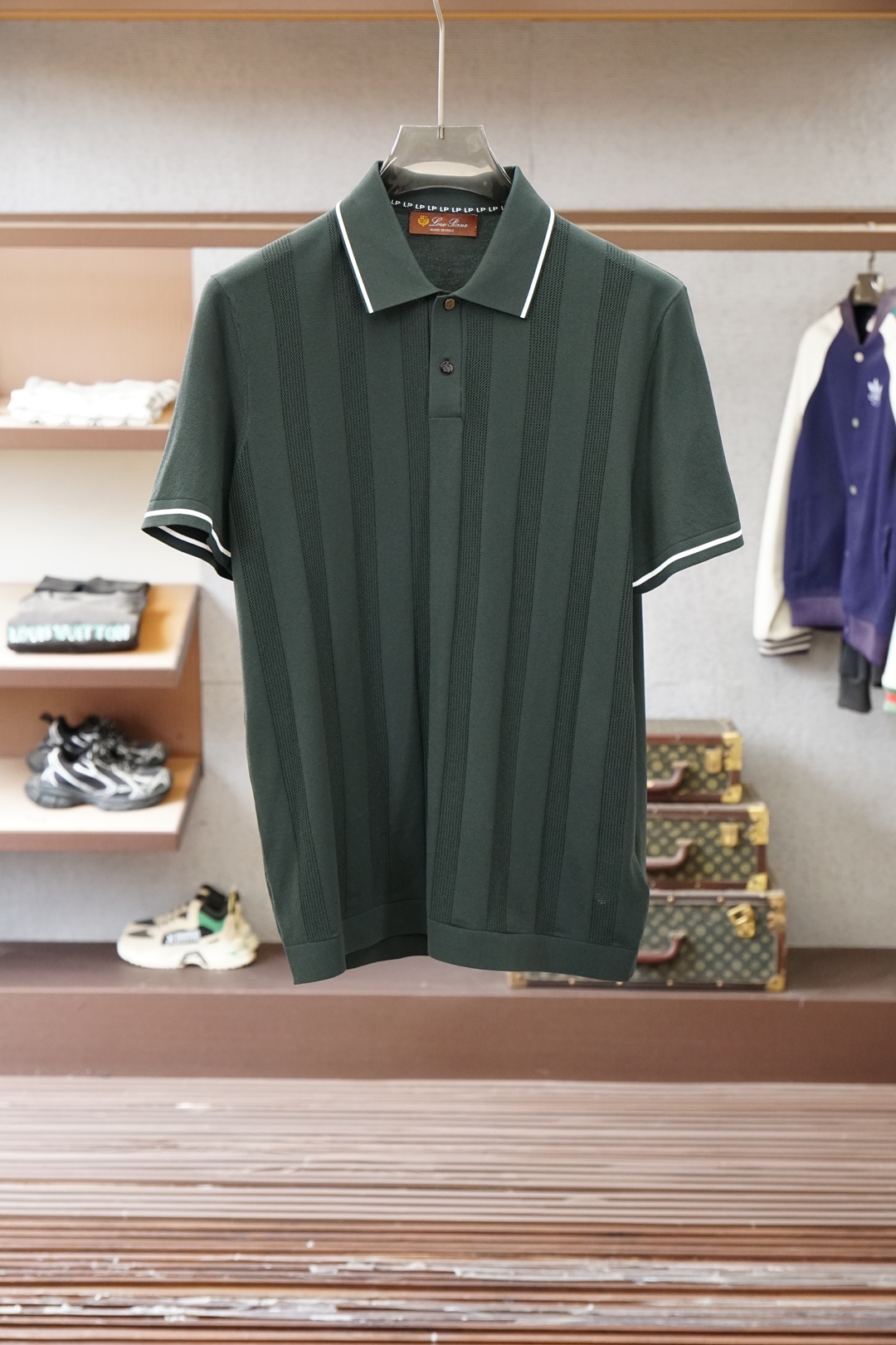 Loro piana_桑蚕丝伊力特短袖，高级感满满。精选桑蚕丝+伊力特混纺面料，丝滑亲肤、透气垂顺，夏天