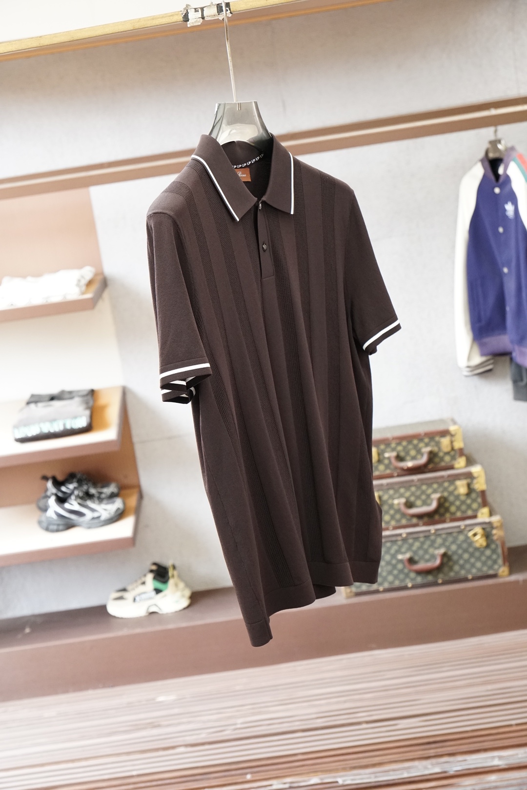 Loro piana_桑蚕丝伊力特短袖，高级感满满。精选桑蚕丝+伊力特混纺面料，丝滑亲肤、透气垂顺，夏天