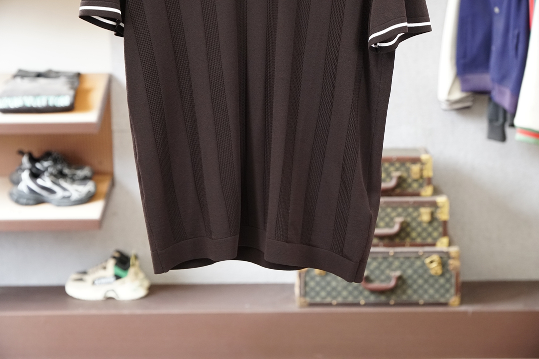 Loro piana_桑蚕丝伊力特短袖，高级感满满。精选桑蚕丝+伊力特混纺面料，丝滑亲肤、透气垂顺，夏天