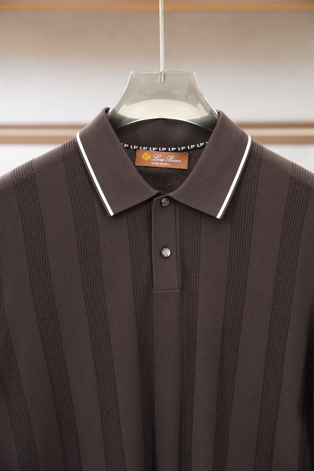 Loro piana_桑蚕丝伊力特短袖，高级感满满。精选桑蚕丝+伊力特混纺面料，丝滑亲肤、透气垂顺，夏天