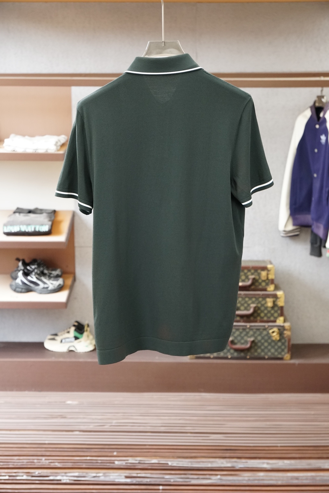 Loro piana_桑蚕丝伊力特短袖，高级感满满。精选桑蚕丝+伊力特混纺面料，丝滑亲肤、透气垂顺，夏天