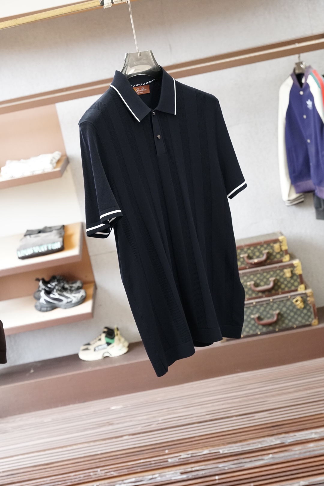 Loro piana_桑蚕丝伊力特短袖，高级感满满。精选桑蚕丝+伊力特混纺面料，丝滑亲肤、透气垂顺，夏天