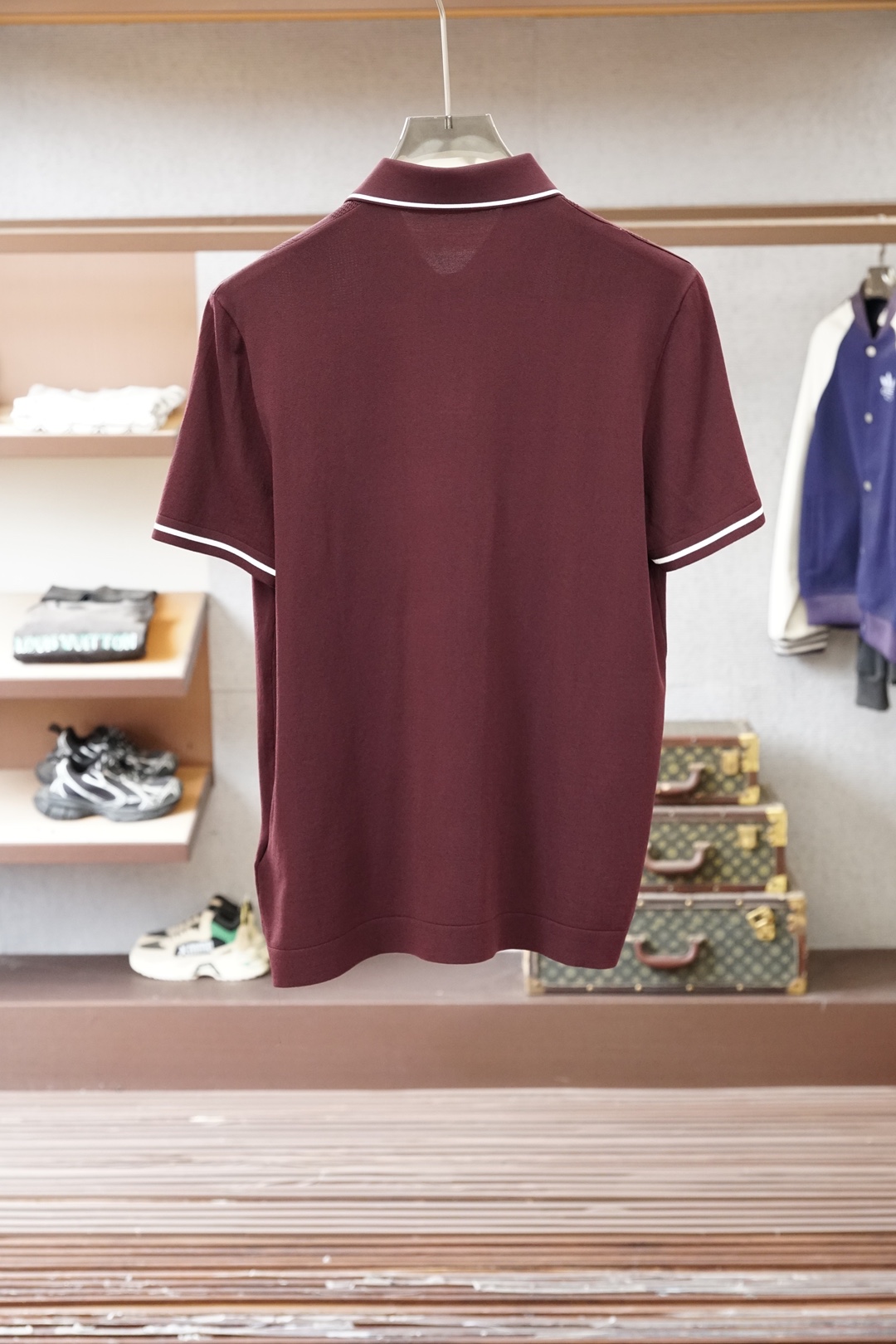 Loro piana_桑蚕丝伊力特短袖，高级感满满。精选桑蚕丝+伊力特混纺面料，丝滑亲肤、透气垂顺，夏天