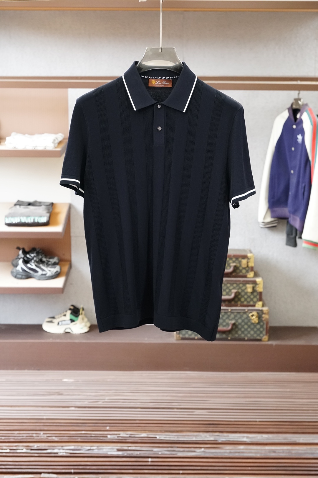 Loro piana_桑蚕丝伊力特短袖，高级感满满。精选桑蚕丝+伊力特混纺面料，丝滑亲肤、透气垂顺，夏天