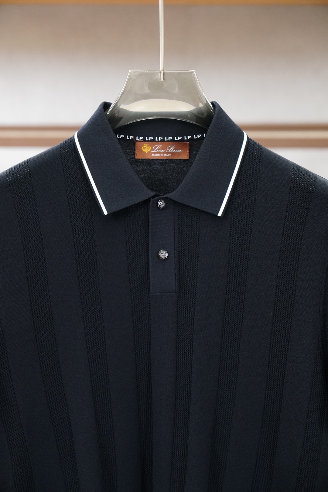 Loro piana_桑蚕丝伊力特短袖，高级感满满。精选桑蚕丝+伊力特混纺面料，丝滑亲肤、透气垂顺，夏天