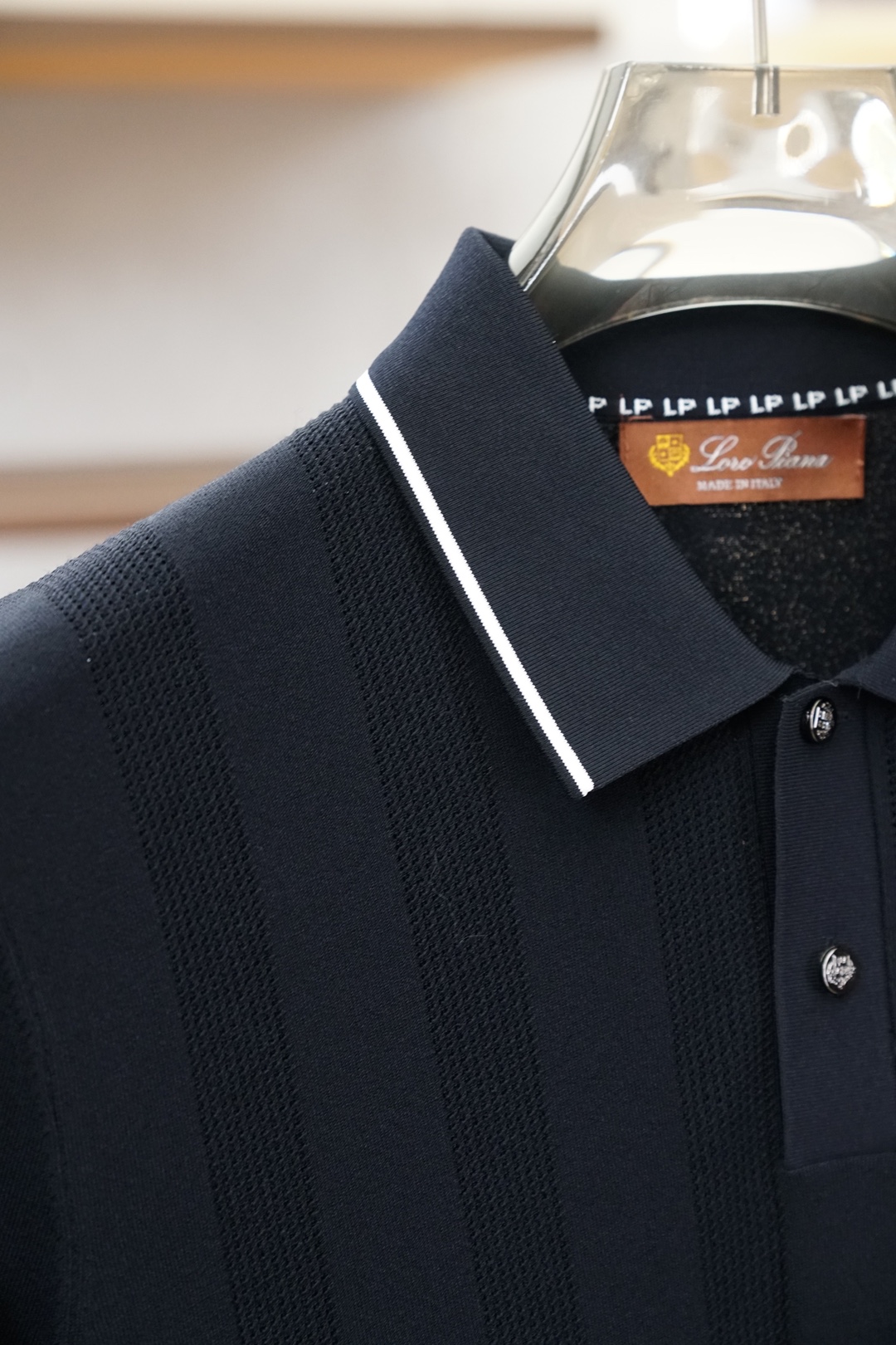 Loro piana_桑蚕丝伊力特短袖，高级感满满。精选桑蚕丝+伊力特混纺面料，丝滑亲肤、透气垂顺，夏天