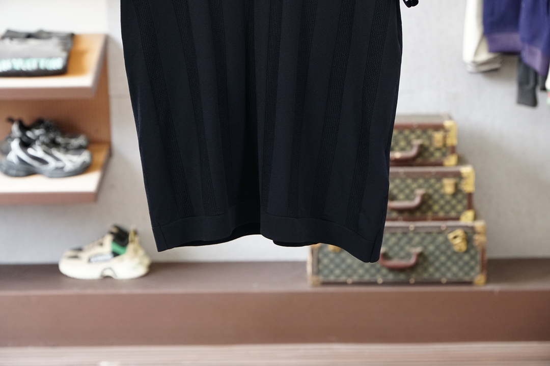 Loro piana_桑蚕丝伊力特短袖，高级感满满。精选桑蚕丝+伊力特混纺面料，丝滑亲肤、透气垂顺，夏天