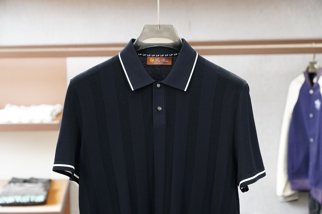 Loro piana_桑蚕丝伊力特短袖，高级感满满。精选桑蚕丝+伊力特混纺面料，丝滑亲肤、透气垂顺，夏天