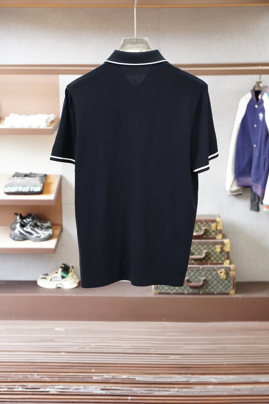 Loro piana_桑蚕丝伊力特短袖，高级感满满。精选桑蚕丝+伊力特混纺面料，丝滑亲肤、透气垂顺，夏天