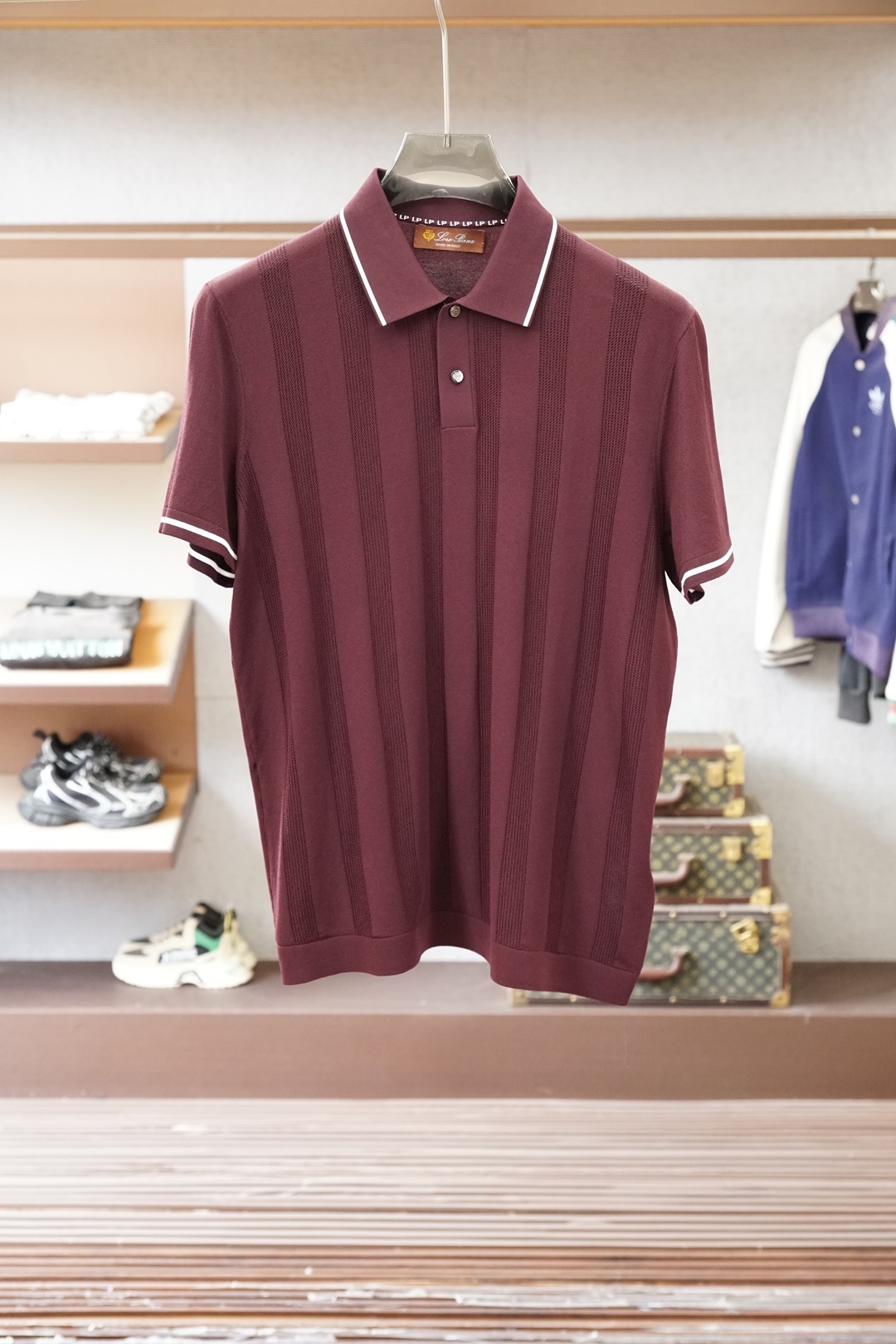 Loro piana_桑蚕丝伊力特短袖，高级感满满。精选桑蚕丝+伊力特混纺面料，丝滑亲肤、透气垂顺，夏天