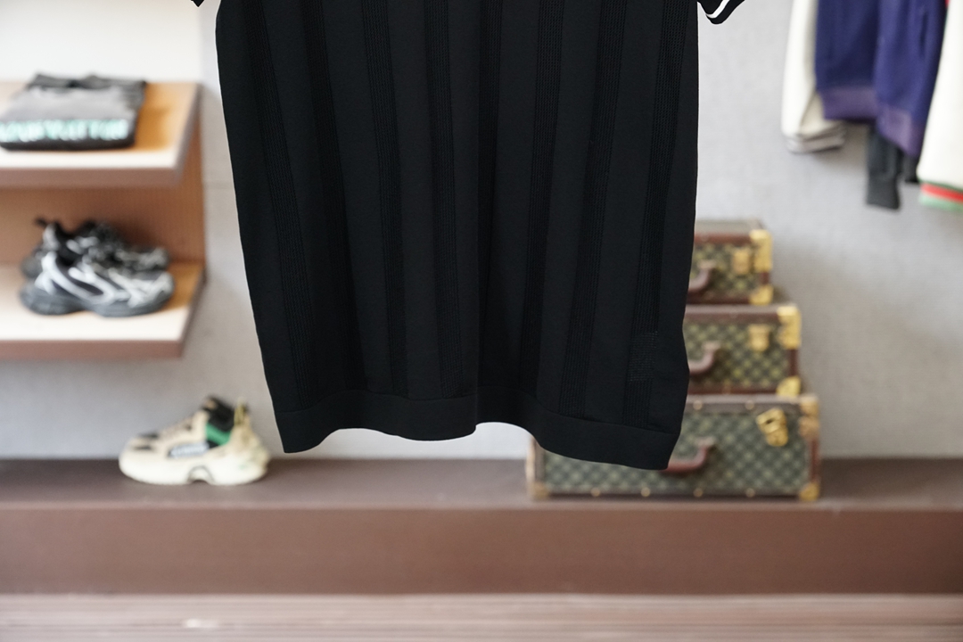 Loro piana-桑蚕丝伊力特Polo衫，高级感满满。精选桑蚕丝+伊力特混纺面料，丝滑亲肤、透气垂顺