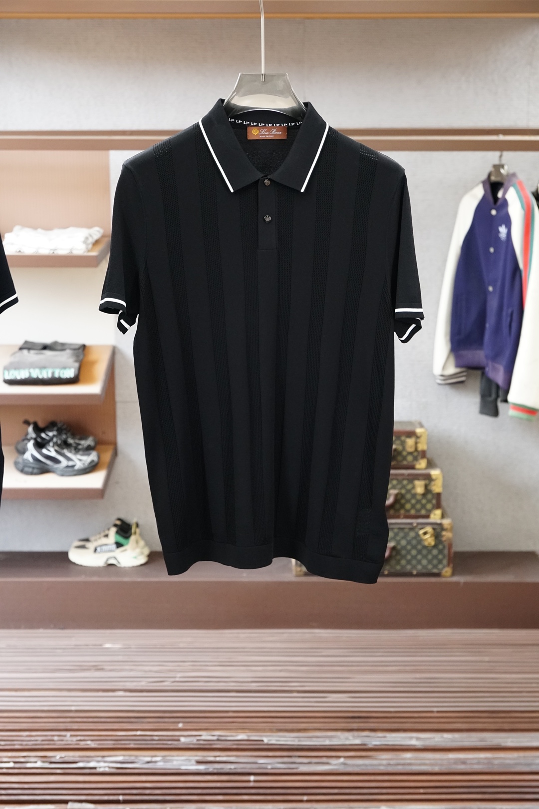 Loro piana-桑蚕丝伊力特Polo衫，高级感满满。精选桑蚕丝+伊力特混纺面料，丝滑亲肤、透气垂顺