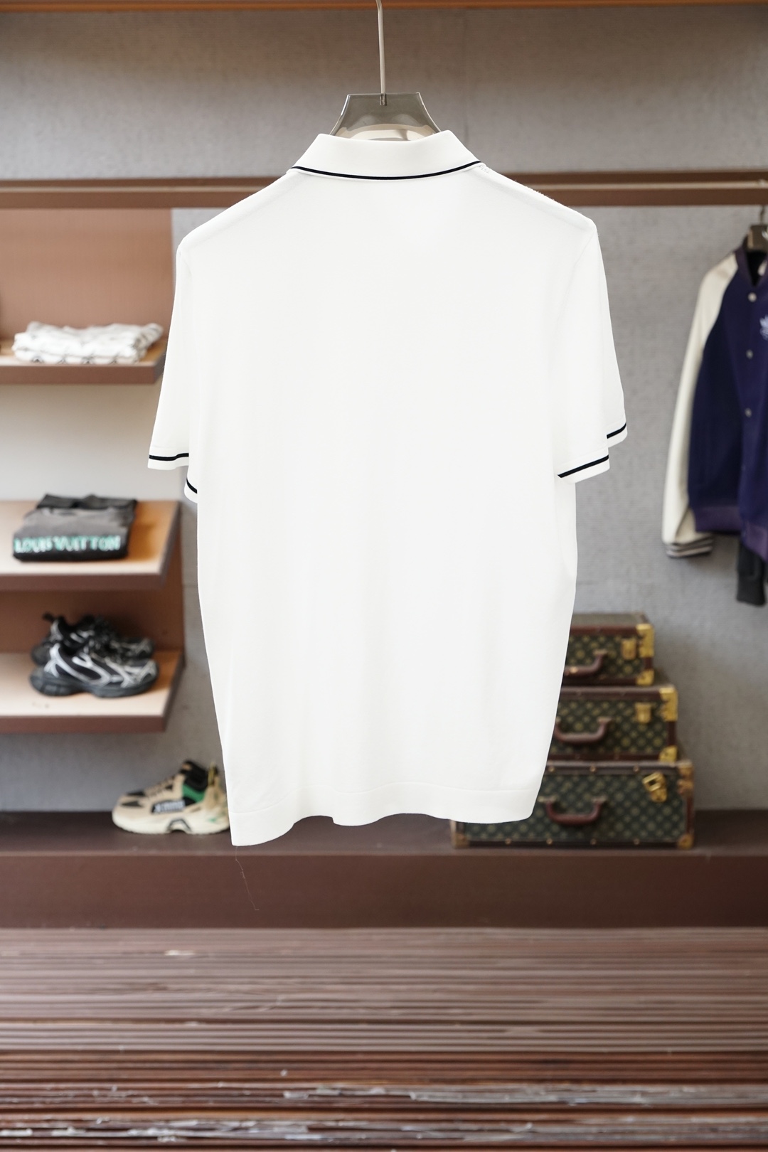 Loro piana-桑蚕丝伊力特Polo衫，高级感满满。精选桑蚕丝+伊力特混纺面料，丝滑亲肤、透气垂顺