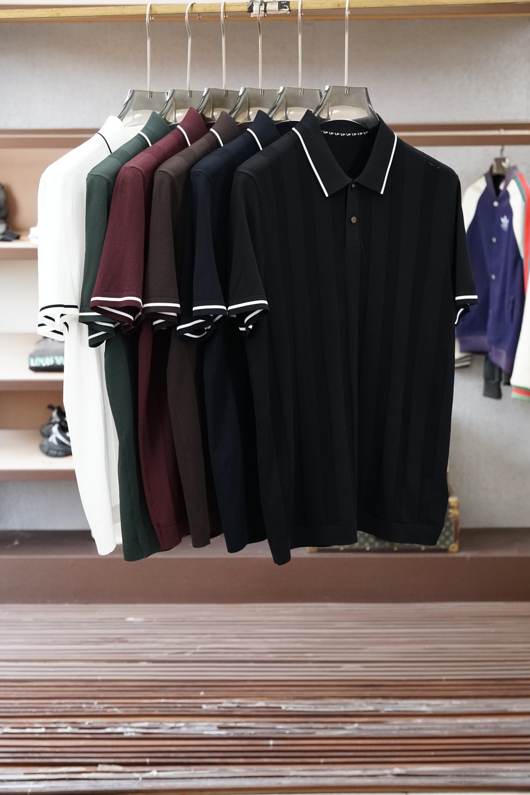 Loro piana-桑蚕丝伊力特Polo衫，高级感满满。精选桑蚕丝+伊力特混纺面料，丝滑亲肤、透气垂顺