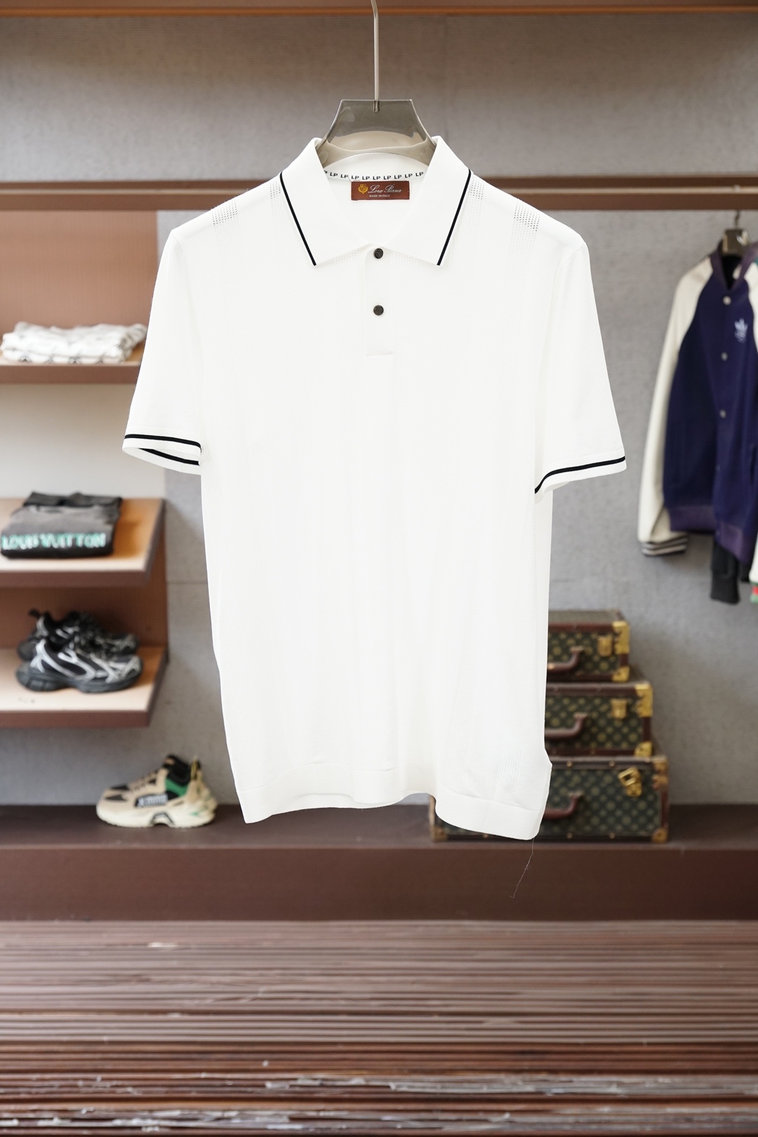 Loro piana-桑蚕丝伊力特Polo衫，高级感满满。精选桑蚕丝+伊力特混纺面料，丝滑亲肤、透气垂顺