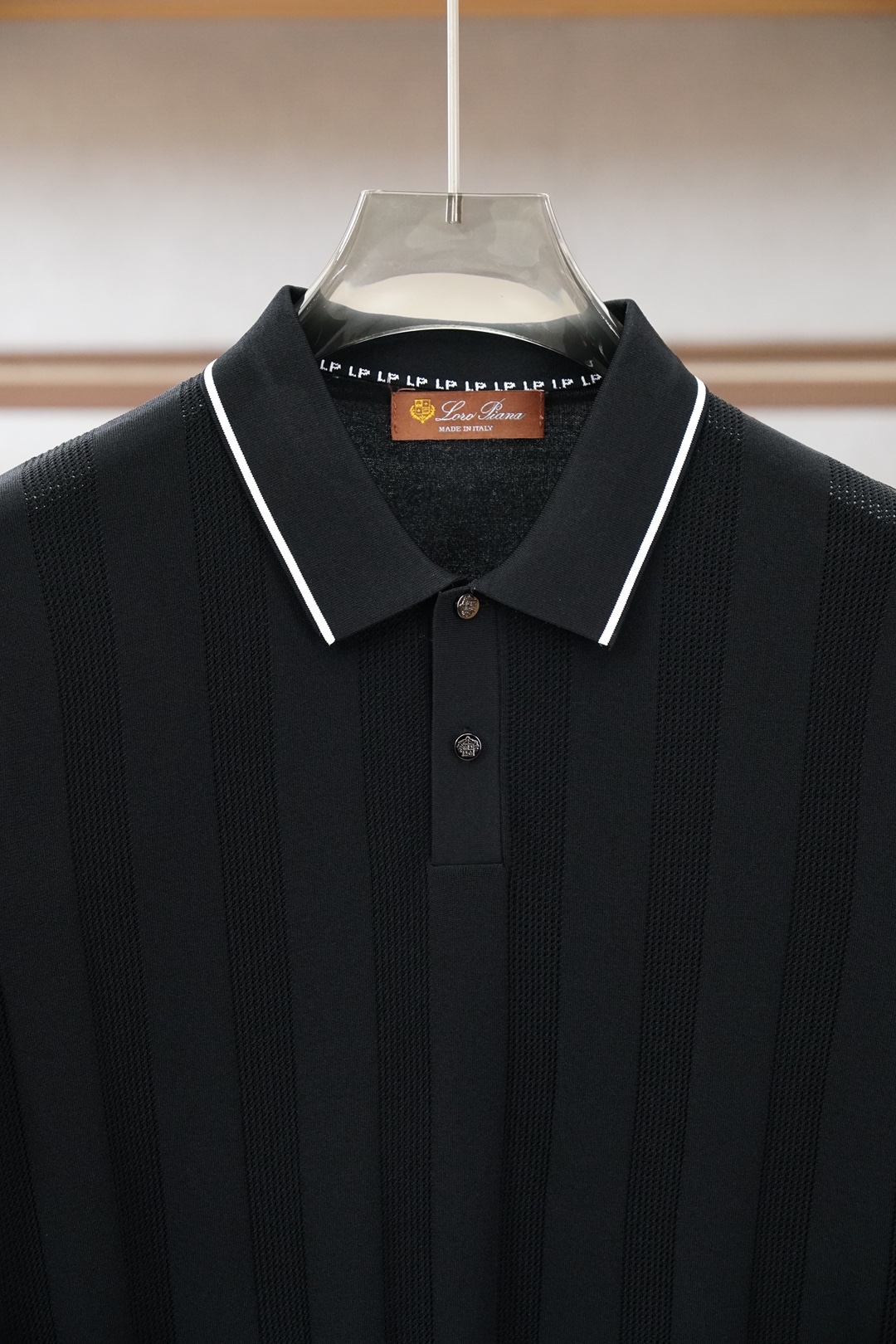 Loro piana-桑蚕丝伊力特Polo衫，高级感满满。精选桑蚕丝+伊力特混纺面料，丝滑亲肤、透气垂顺