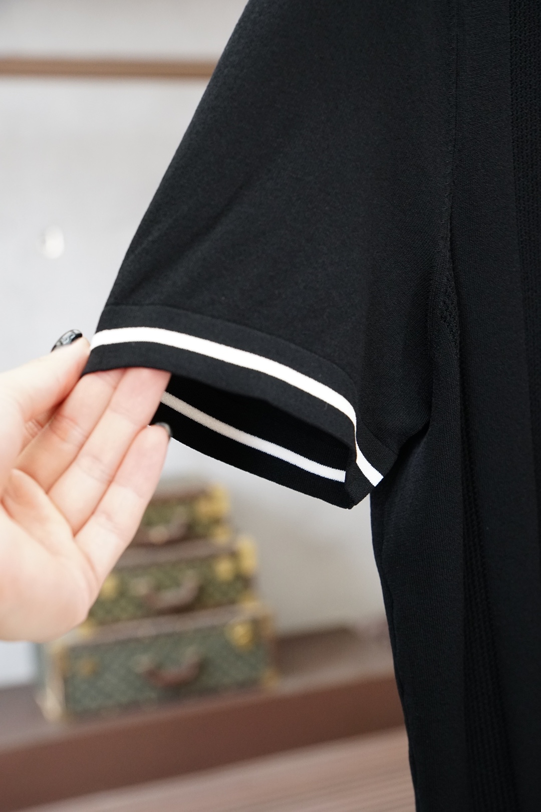 Loro piana-桑蚕丝伊力特Polo衫，高级感满满。精选桑蚕丝+伊力特混纺面料，丝滑亲肤、透气垂顺