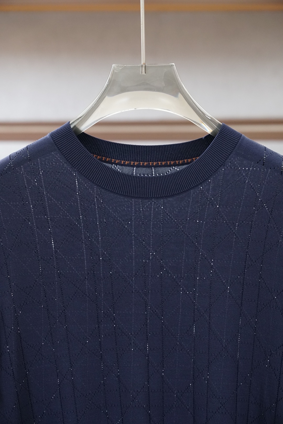 杰尼亚_桑蚕丝伊力特Polo衫，高级感满满。精选桑蚕丝+伊力特混纺面料，丝滑亲肤、透气垂顺，夏天穿清爽不