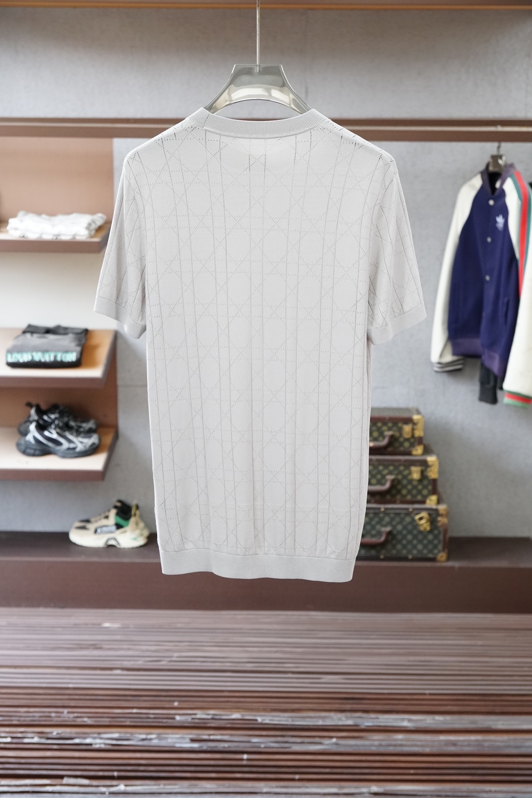 杰尼亚_桑蚕丝伊力特Polo衫，高级感满满。精选桑蚕丝+伊力特混纺面料，丝滑亲肤、透气垂顺，夏天穿清爽不