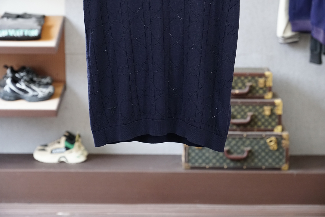 杰尼亚_桑蚕丝伊力特Polo衫，高级感满满。精选桑蚕丝+伊力特混纺面料，丝滑亲肤、透气垂顺，夏天穿清爽不