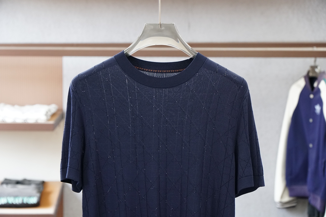 杰尼亚_桑蚕丝伊力特Polo衫，高级感满满。精选桑蚕丝+伊力特混纺面料，丝滑亲肤、透气垂顺，夏天穿清爽不