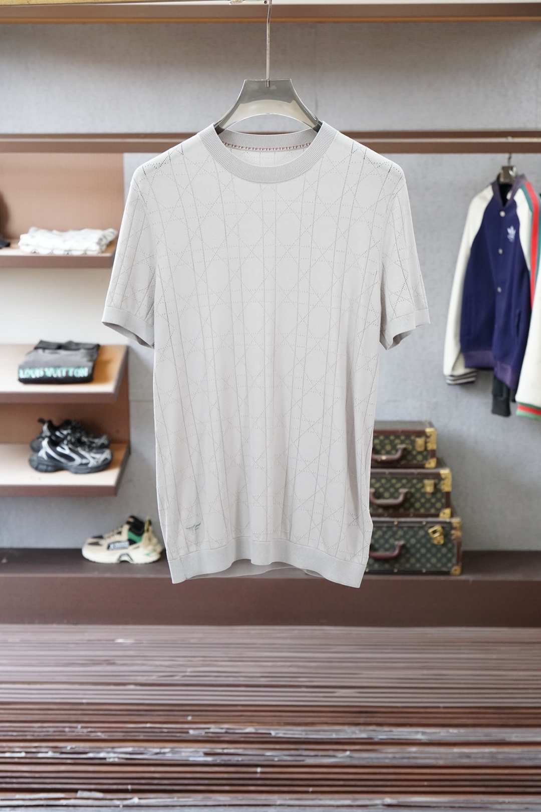 杰尼亚_桑蚕丝伊力特Polo衫，高级感满满。精选桑蚕丝+伊力特混纺面料，丝滑亲肤、透气垂顺，夏天穿清爽不