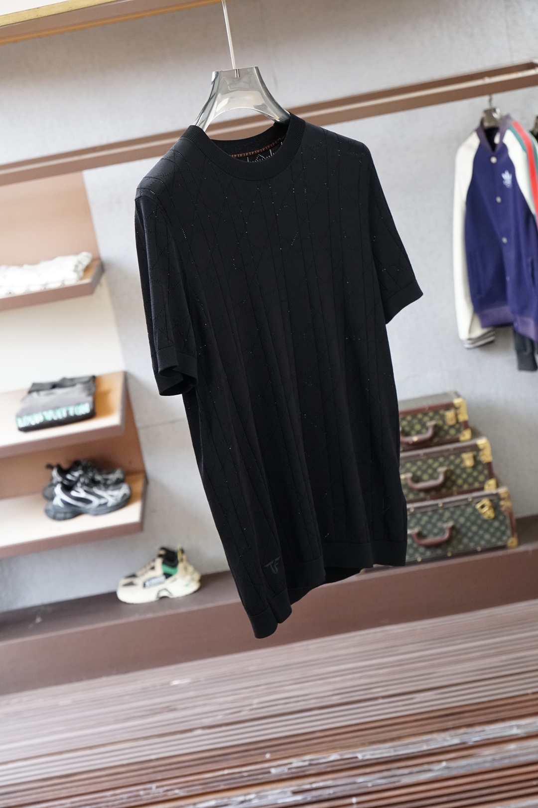 杰尼亚_桑蚕丝伊力特Polo衫，高级感满满。精选桑蚕丝+伊力特混纺面料，丝滑亲肤、透气垂顺，夏天穿清爽不