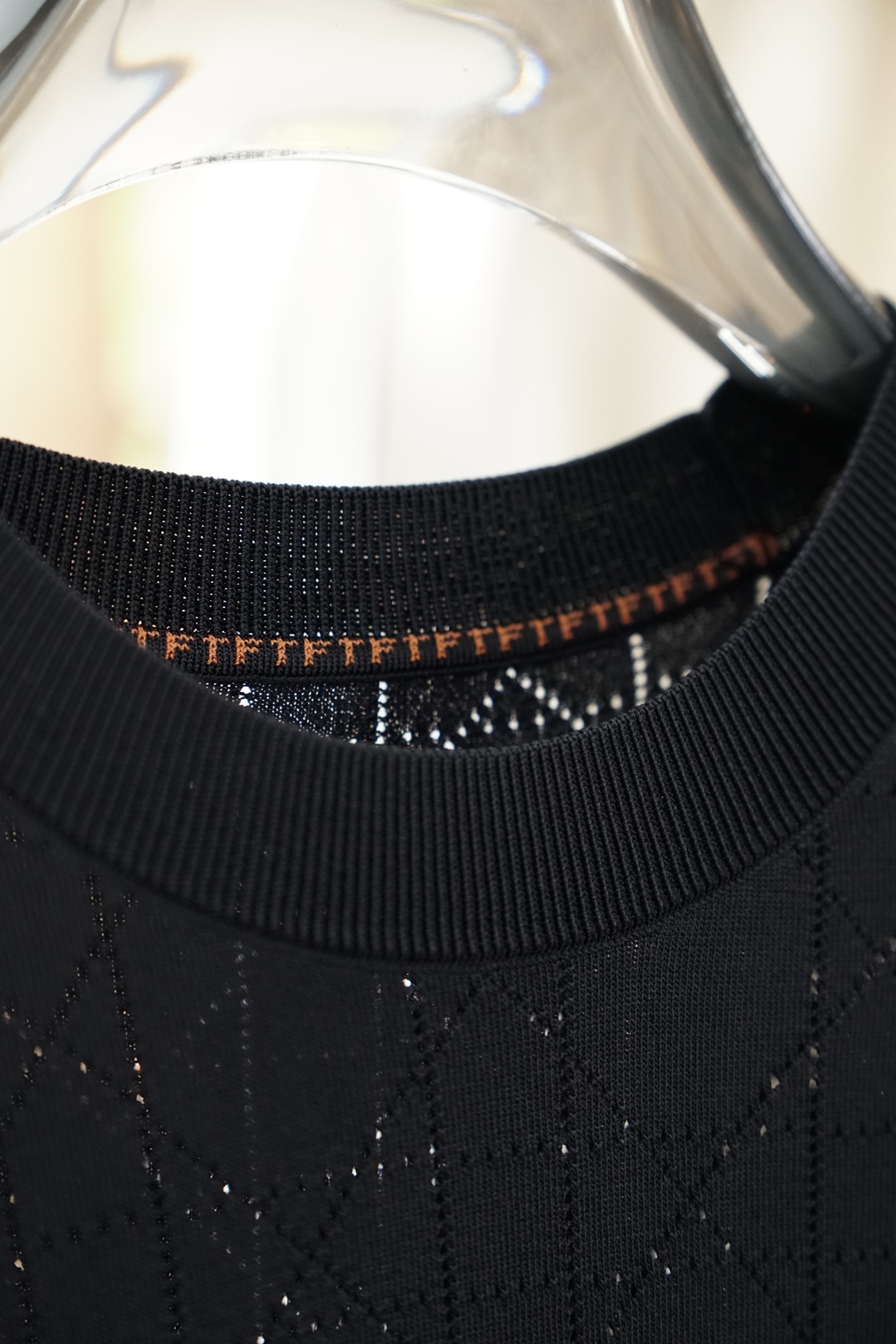 杰尼亚_桑蚕丝伊力特Polo衫，高级感满满。精选桑蚕丝+伊力特混纺面料，丝滑亲肤、透气垂顺，夏天穿清爽不