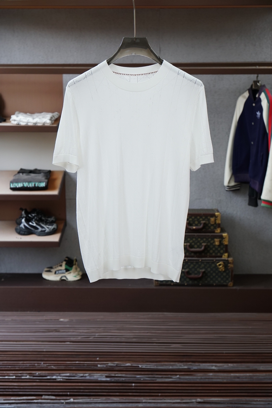 杰尼亚_桑蚕丝伊力特Polo衫，高级感满满。精选桑蚕丝+伊力特混纺面料，丝滑亲肤、透气垂顺，夏天穿清爽不