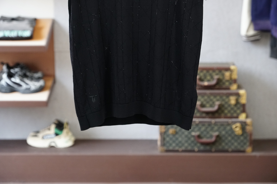 杰尼亚_桑蚕丝伊力特Polo衫，高级感满满。精选桑蚕丝+伊力特混纺面料，丝滑亲肤、透气垂顺，夏天穿清爽不