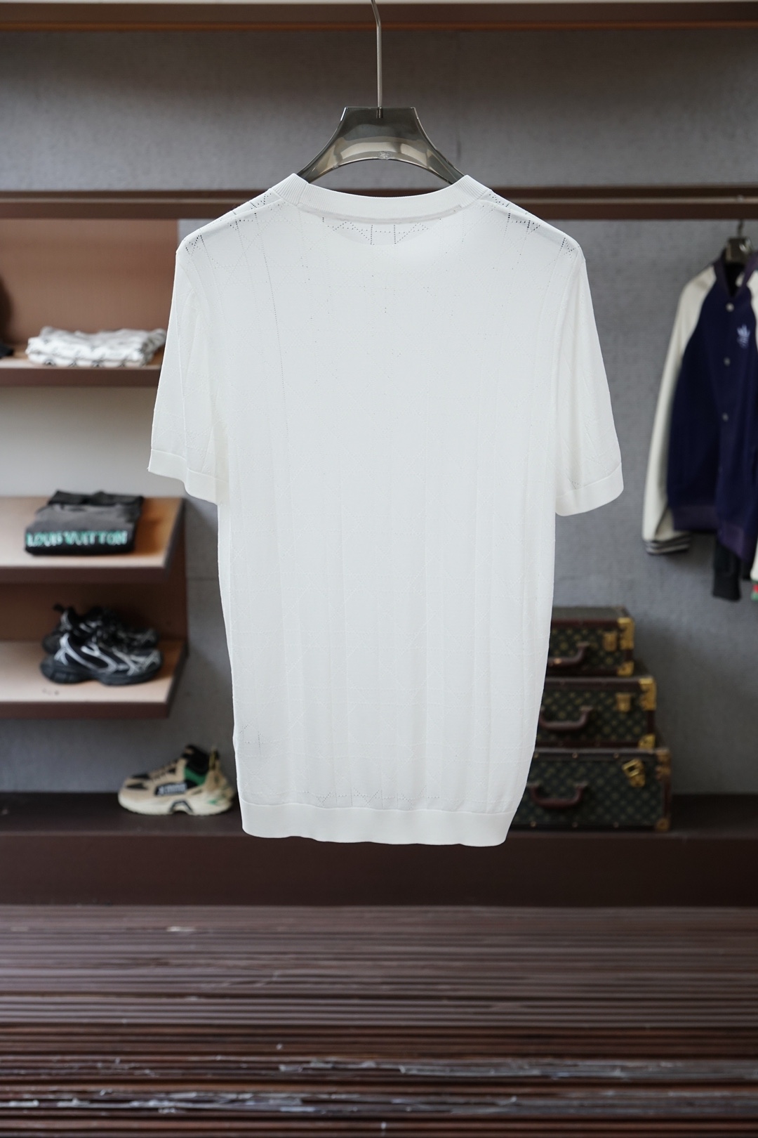 杰尼亚_桑蚕丝伊力特Polo衫，高级感满满。精选桑蚕丝+伊力特混纺面料，丝滑亲肤、透气垂顺，夏天穿清爽不