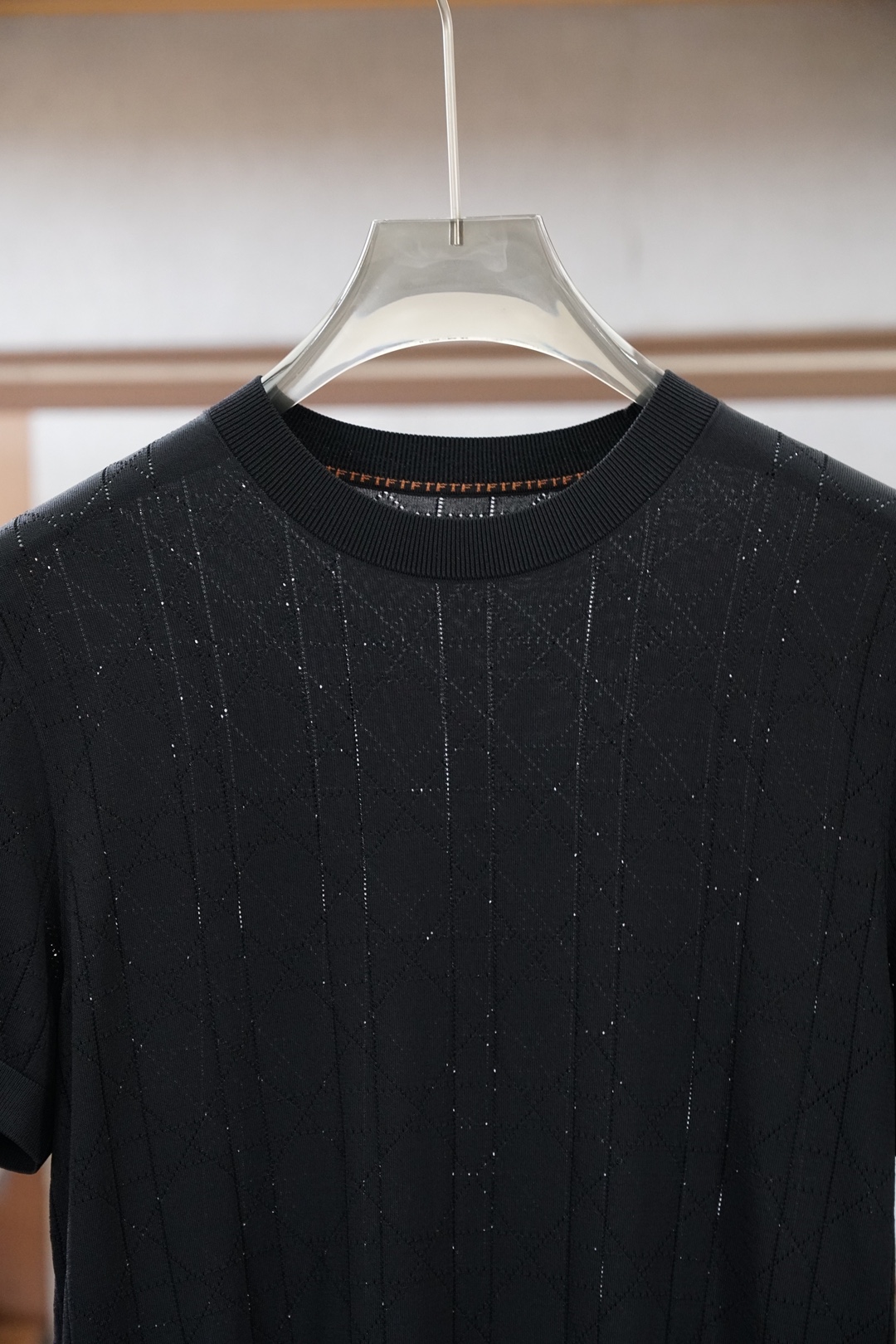 杰尼亚_桑蚕丝伊力特Polo衫，高级感满满。精选桑蚕丝+伊力特混纺面料，丝滑亲肤、透气垂顺，夏天穿清爽不