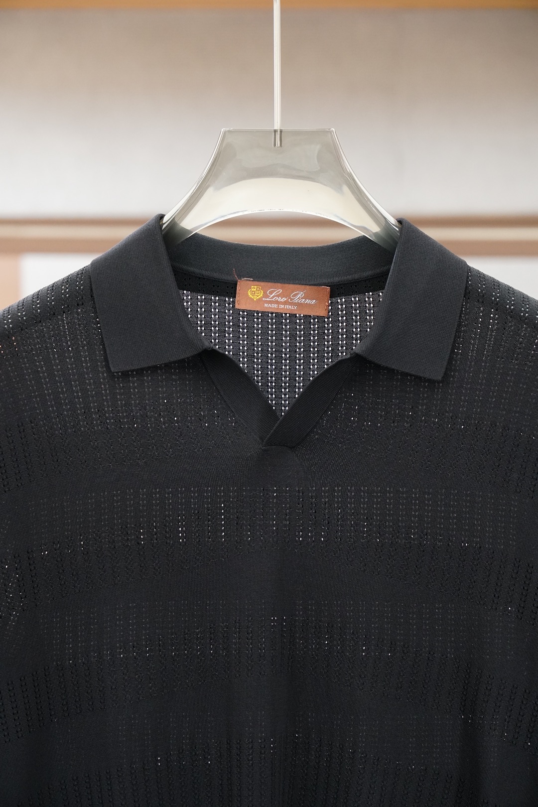 Loro piana_桑蚕丝伊力特Polo衫，高级感满满。精选桑蚕丝+伊力特混纺面料，丝滑亲肤、透气垂顺