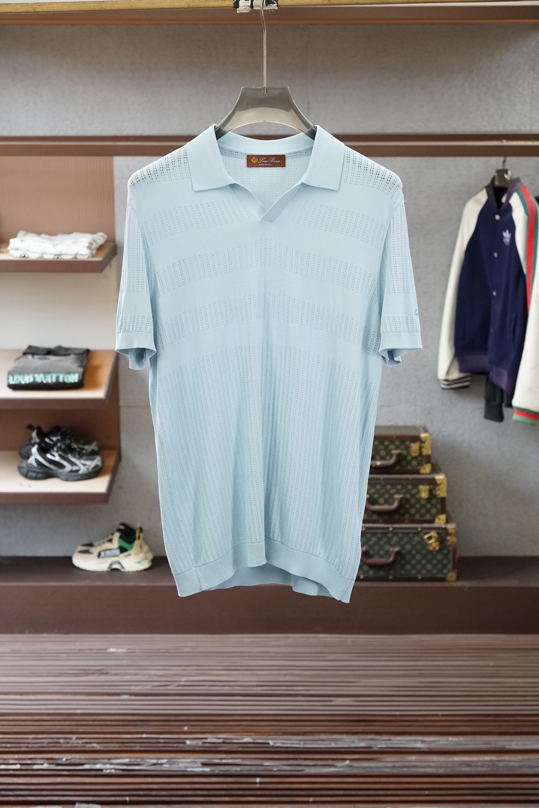 Loro piana_桑蚕丝伊力特Polo衫，高级感满满。精选桑蚕丝+伊力特混纺面料，丝滑亲肤、透气垂顺