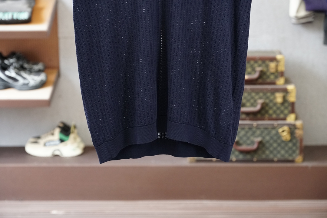 Loro piana_桑蚕丝伊力特Polo衫，高级感满满。精选桑蚕丝+伊力特混纺面料，丝滑亲肤、透气垂顺