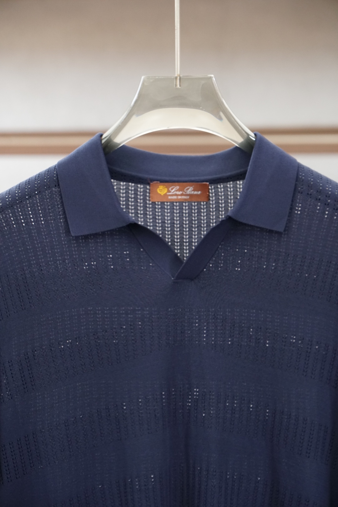 Loro piana_桑蚕丝伊力特Polo衫，高级感满满。精选桑蚕丝+伊力特混纺面料，丝滑亲肤、透气垂顺