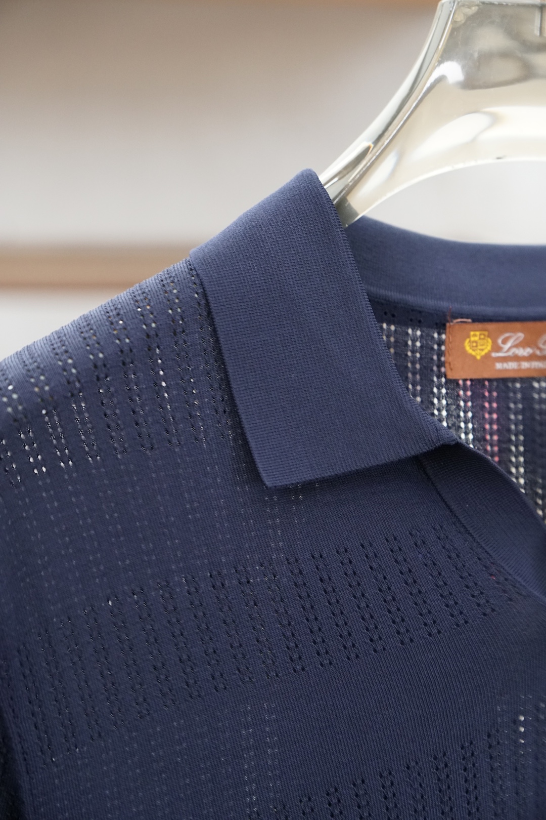 Loro piana_桑蚕丝伊力特Polo衫，高级感满满。精选桑蚕丝+伊力特混纺面料，丝滑亲肤、透气垂顺