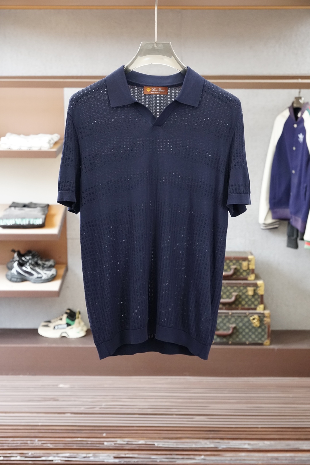 Loro piana_桑蚕丝伊力特Polo衫，高级感满满。精选桑蚕丝+伊力特混纺面料，丝滑亲肤、透气垂顺