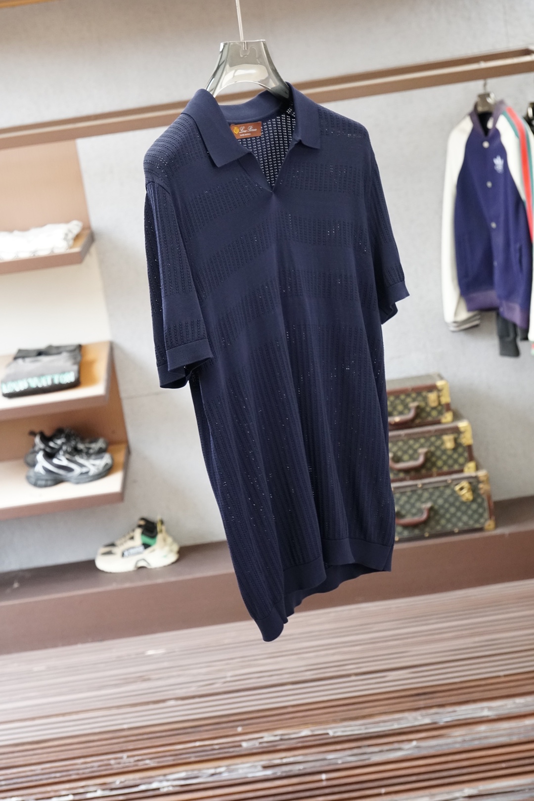 Loro piana_桑蚕丝伊力特Polo衫，高级感满满。精选桑蚕丝+伊力特混纺面料，丝滑亲肤、透气垂顺