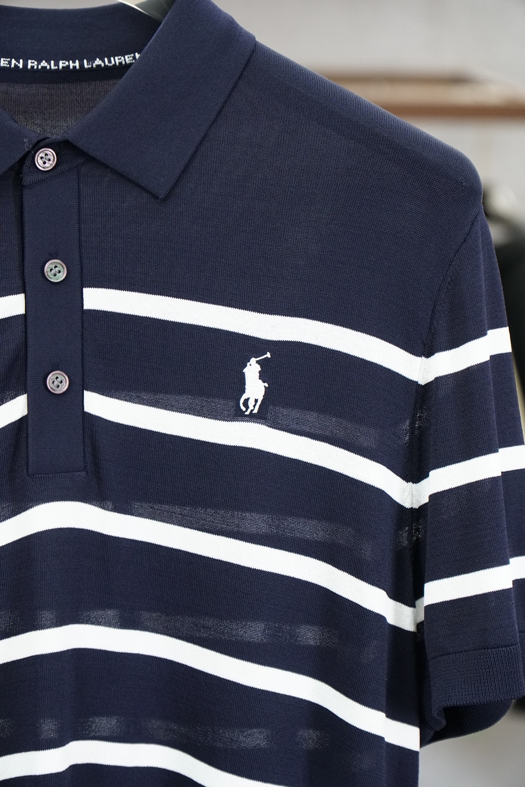 保罗 桑蚕丝伊力特短袖，高级感满满。精选桑蚕丝+伊力特混纺面料，丝滑亲肤、透气垂顺，夏天穿清爽不闷汗。简