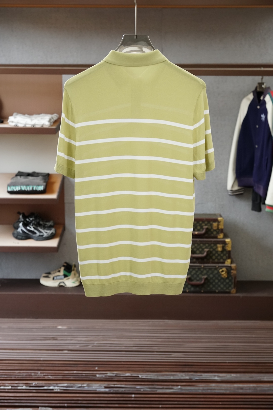 保罗 桑蚕丝伊力特短袖，高级感满满。精选桑蚕丝+伊力特混纺面料，丝滑亲肤、透气垂顺，夏天穿清爽不闷汗。简