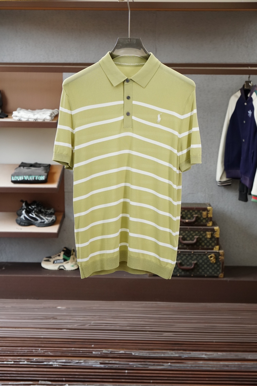 保罗 桑蚕丝伊力特短袖，高级感满满。精选桑蚕丝+伊力特混纺面料，丝滑亲肤、透气垂顺，夏天穿清爽不闷汗。简