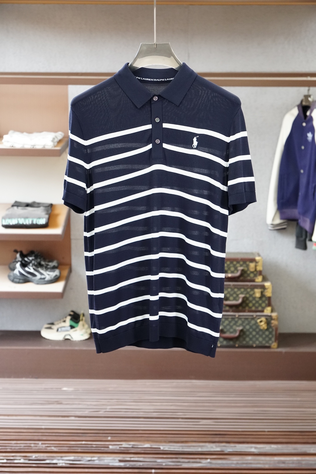 保罗 桑蚕丝伊力特短袖，高级感满满。精选桑蚕丝+伊力特混纺面料，丝滑亲肤、透气垂顺，夏天穿清爽不闷汗。简