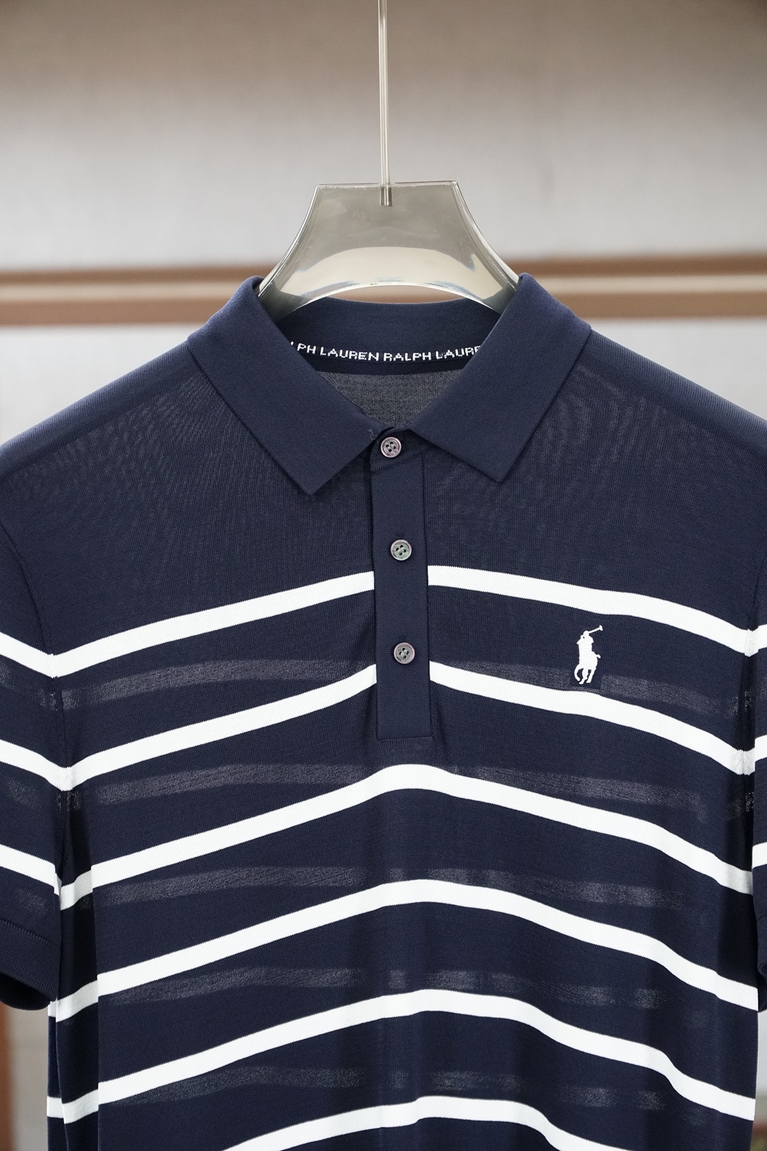 保罗 桑蚕丝伊力特短袖，高级感满满。精选桑蚕丝+伊力特混纺面料，丝滑亲肤、透气垂顺，夏天穿清爽不闷汗。简