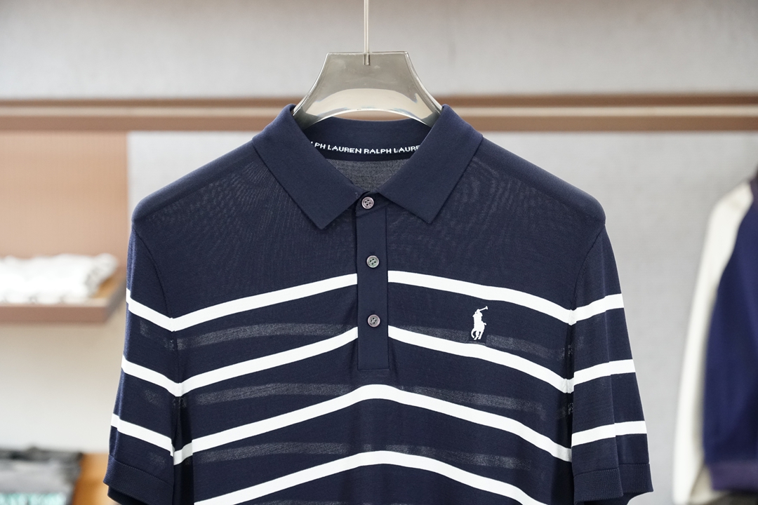 保罗 桑蚕丝伊力特短袖，高级感满满。精选桑蚕丝+伊力特混纺面料，丝滑亲肤、透气垂顺，夏天穿清爽不闷汗。简