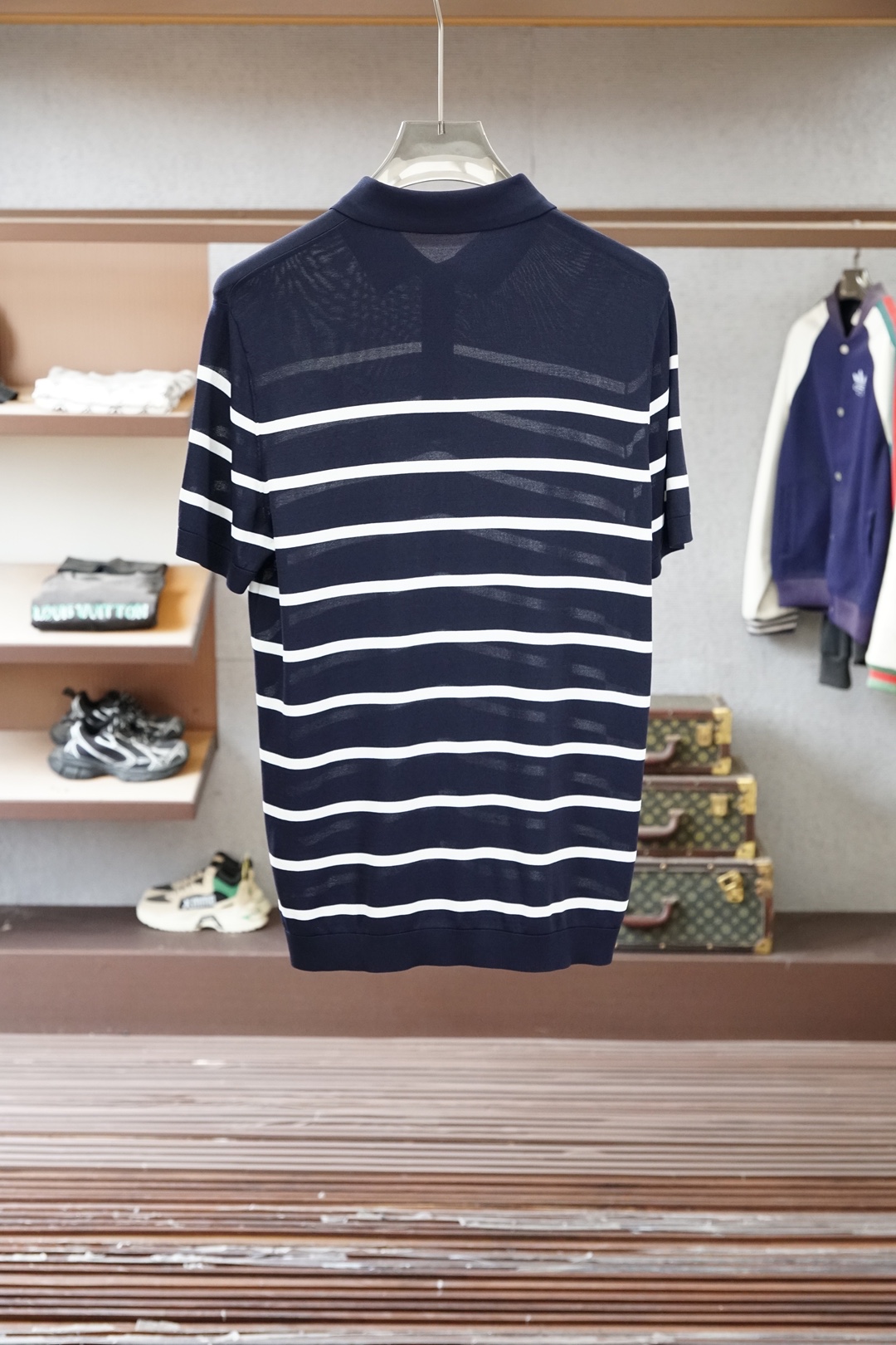 保罗 桑蚕丝伊力特短袖，高级感满满。精选桑蚕丝+伊力特混纺面料，丝滑亲肤、透气垂顺，夏天穿清爽不闷汗。简