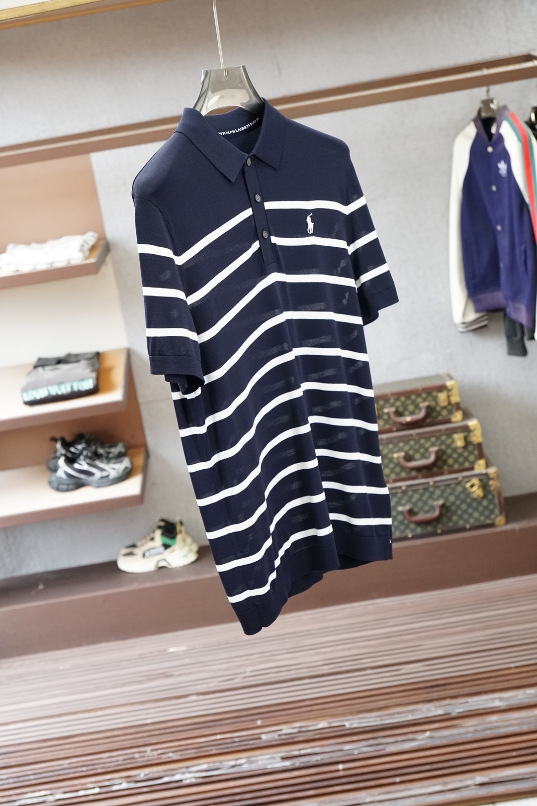 保罗 桑蚕丝伊力特短袖，高级感满满。精选桑蚕丝+伊力特混纺面料，丝滑亲肤、透气垂顺，夏天穿清爽不闷汗。简