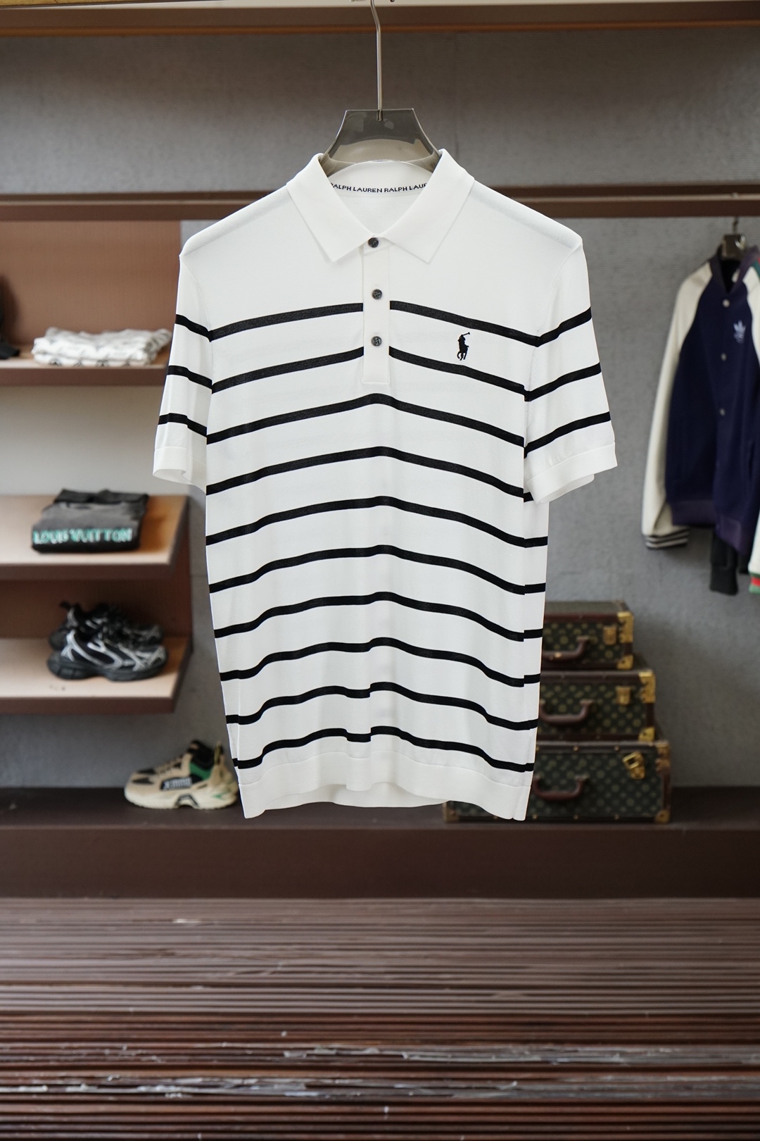 保罗 桑蚕丝伊力特短袖，高级感满满。精选桑蚕丝+伊力特混纺面料，丝滑亲肤、透气垂顺，夏天穿清爽不闷汗。简